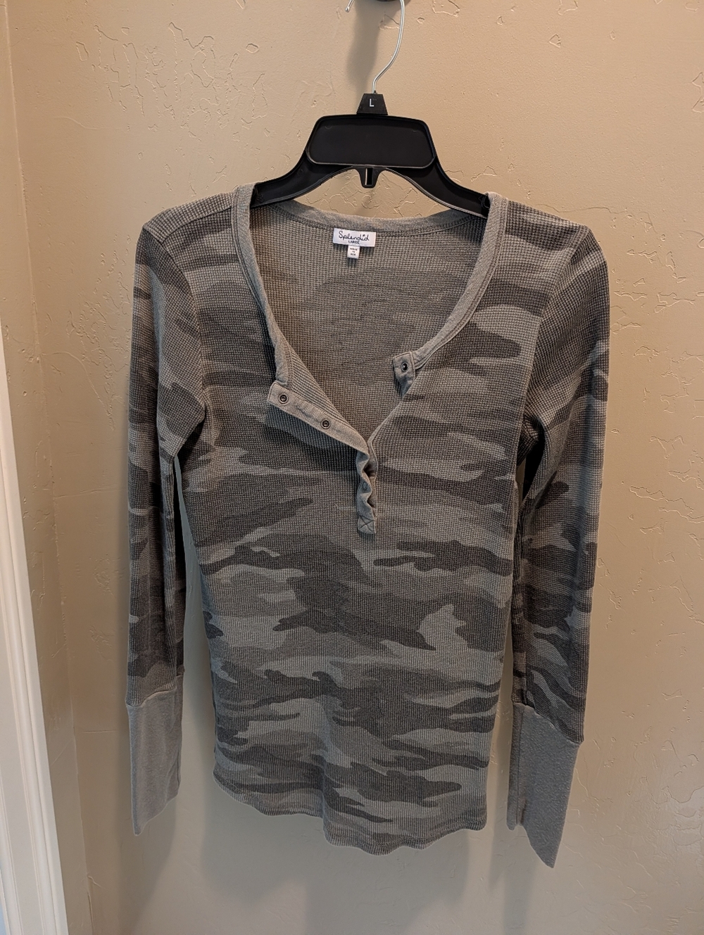 SPLENDID CAMO THERMAL LONG SLEEVE HENLEY T SHIRT W/BUTTONS LARGE